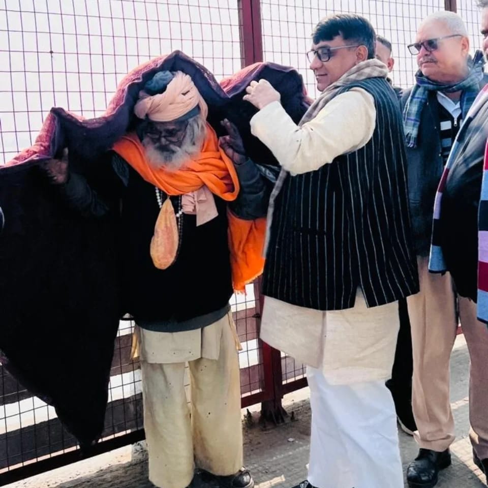 bjp नेता डॉक्टर सोरन सिंह ठंड को देखते हुए गरीब मजलूमों को बांटे लिहाफ