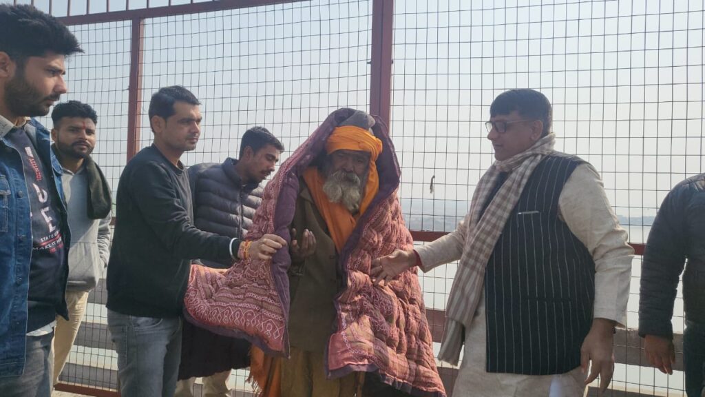 bjp नेता डॉक्टर सोरन सिंह ठंड को देखते हुए गरीब मजलूमों को बांटे लिहाफ