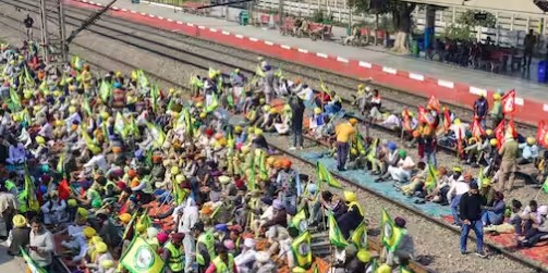 Farmer Protest: पंजाब में किसान पटरियों पर बैठे, इस रूट पर ट्रेनें डायवर्ट