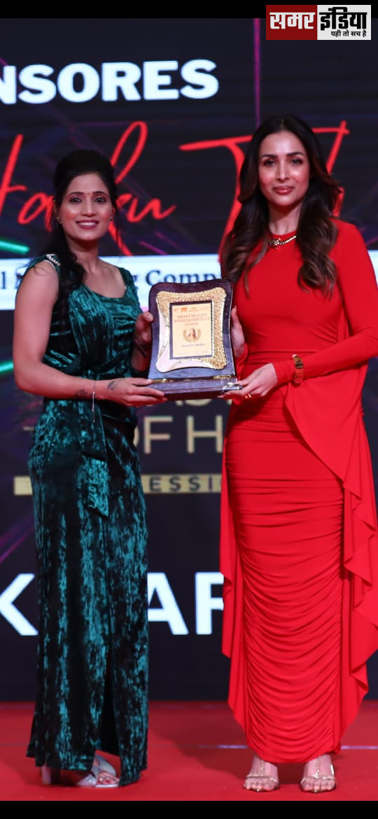 Celebrity Makeup Artist Award 2024:फिल्म अभिनेत्री मलाइका अरोड़ा ने अंशू सोनी को सम्मानित किया।