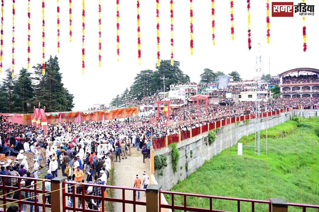 Chief Minister Pushkar Singh Dhami ने मां वाराही मंदिर में घंटी चढ़ाई तथा राज्य की खुशहाली एवं तरक्की की कामना की।