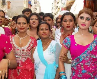 transgender:अंतिम संस्कार में जूते से क्यों पीटते हैं किन्नरों का शव?